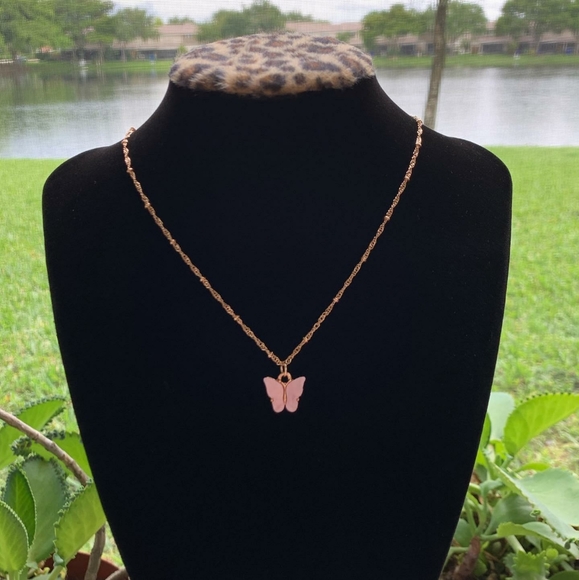 Jewelry - Fashion pink/gold butterfly necklace🦋